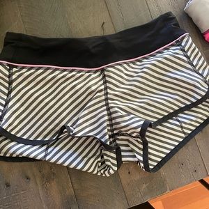 Lululemon Speed Short Size 4- black and white diagonal stripe with hot pink